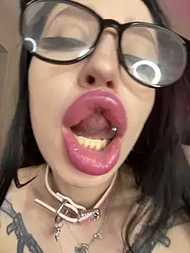 Snapshot of Molly__Moon chatting on April 22, 2:36 am Molly Moon online show from April 22, 2:36 am