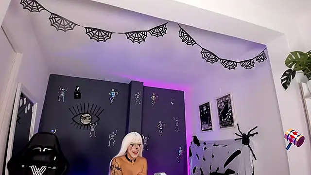 Snapshot of Raven_Witch_ chatting on October 20, 9:04 pm Raven Witch online show from October 20, 9:04 pm