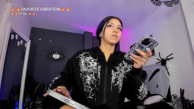 Snapshot of Raven_Witch_ chatting on February 1, 6:39 pm Raven Witch online show from February 1, 6:39 pm