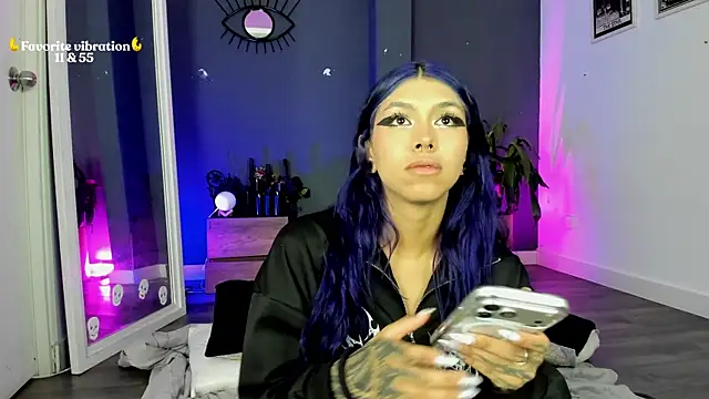 Snapshot of Raven_Witch_ chatting on May 4, 6:15 pm Raven Witch online show from May 4, 6:15 pm
