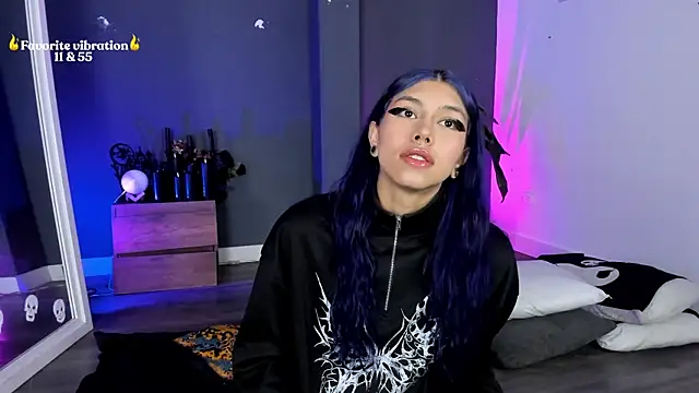 Snapshot of Raven_Witch_ chatting on May 17, 1:07 pm Raven Witch online show from May 17, 1:07 pm
