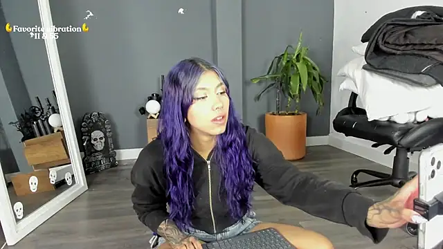Snapshot of Raven_Witch_ chatting on June 19, 5:50 pm Raven Witch online show from June 19, 5:50 pm