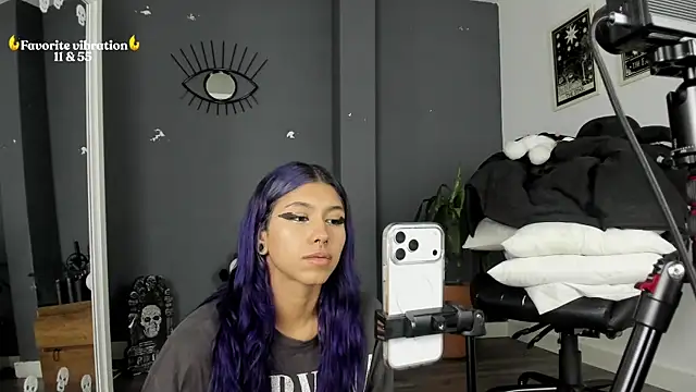 Snapshot of Raven_Witch_ chatting on June 25, 5:39 pm Raven Witch online show from June 25, 5:39 pm