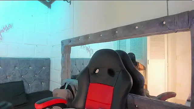 sarajhonson dl online show from February 11, 5:07 pm