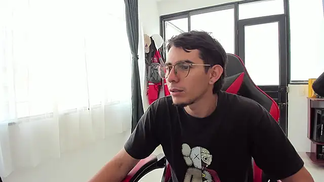 Snapshot of MauroD17 chatting on April 14, 3:29 pm MauroD17 online show from April 14, 3:29 pm