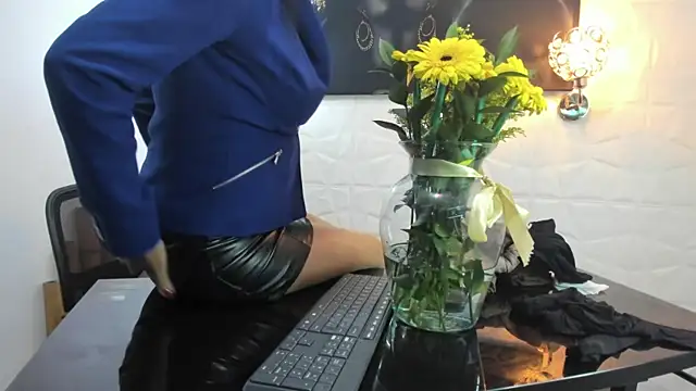 Snapshot of miss_lucero1 chatting on February 11, 7:59 pm miss lucero1 online show from February 11, 7:59 pm