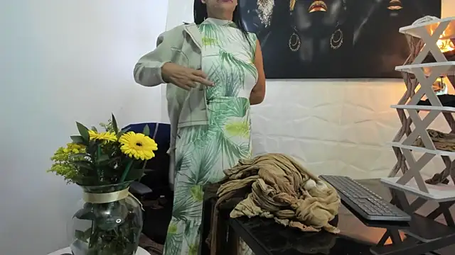 Snapshot of miss_lucero1 chatting on February 14, 3:43 am miss lucero1 online show from February 14, 3:43 am