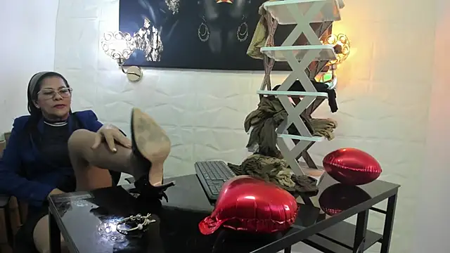 Snapshot of miss_lucero1 chatting on February 15, 3:20 am miss lucero1 online show from February 15, 3:20 am