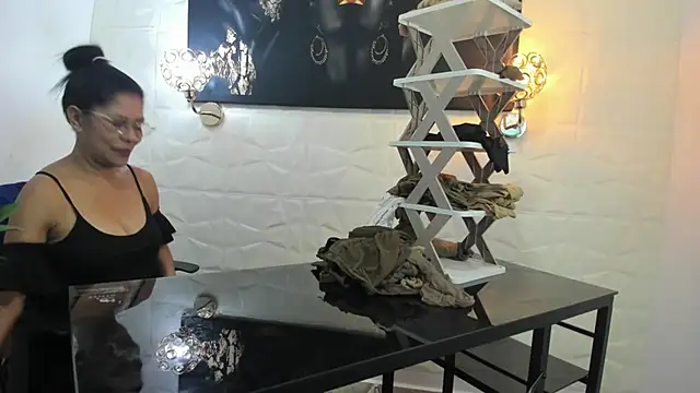 Snapshot of miss_lucero1 chatting on February 15, 11:58 pm miss lucero1 online show from February 15, 11:58 pm