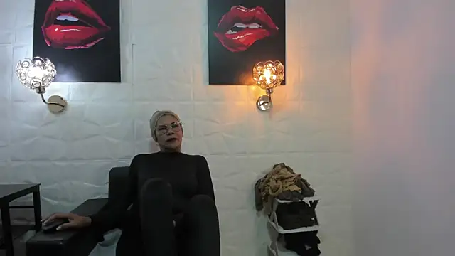 Snapshot of miss_lucero1 chatting on February 27, 7:04 pm miss lucero1 online show from February 27, 7:04 pm