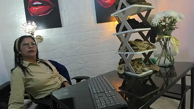 Snapshot of miss_lucero1 chatting on March 4, 2:17 am miss lucero1 online show from March 4, 2:17 am