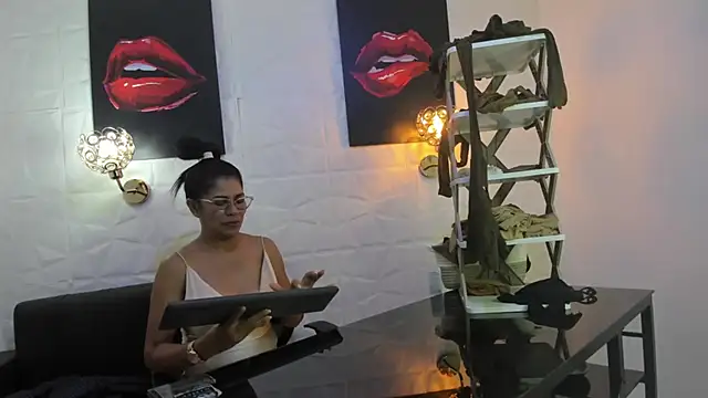 Snapshot of miss_lucero1 chatting on March 17, 12:19 am miss lucero1 online show from March 17, 12:19 am