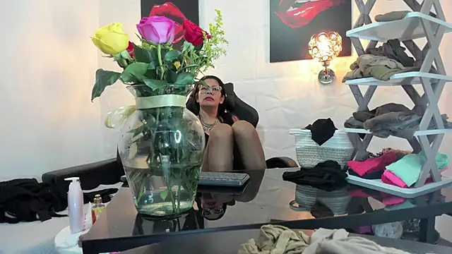 Snapshot of miss_lucero1 chatting on March 20, 4:29 am miss lucero1 online show from March 20, 4:29 am