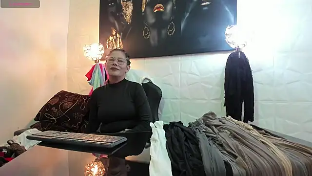 Snapshot of miss_lucero1 chatting on October 21, 1:39 am miss lucero1 online show from October 21, 1:39 am