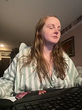 Snapshot of GingerSnap33 chatting on March 9, 12:21 am GingerSnap33 online show from March 9, 12:21 am