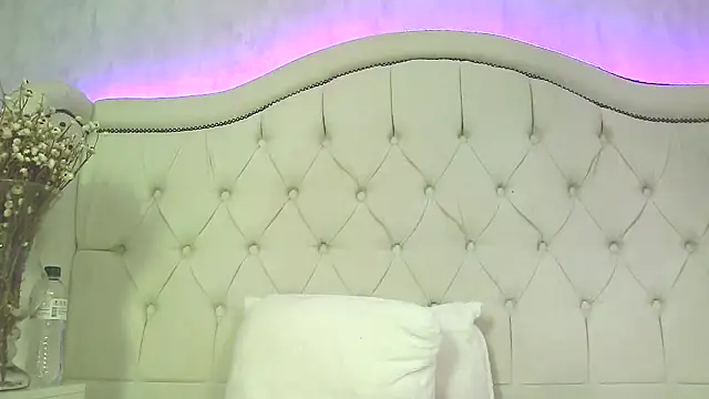 carolinesampaio online show from November 15, 11:18 am