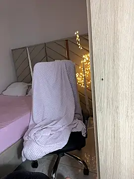 kellya  online show from April 3, 10:19 pm