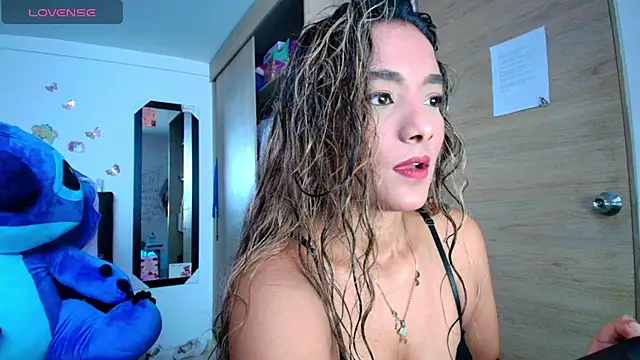 Snapshot of megan_collins96 chatting on April 27, 9:57 pm megan collins96 online show from April 27, 9:57 pm