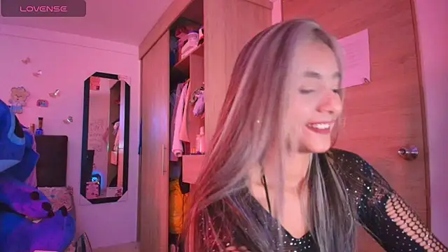 Snapshot of megan_collins96 chatting on May 22, 7:19 pm megan collins96 online show from May 22, 7:19 pm