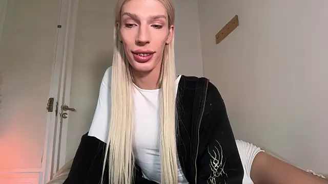 Snapshot of AliceSnowCatt chatting on May 8, 1:38 pm AliceSnowCatt online show from May 8, 1:38 pm