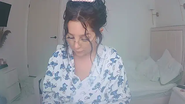 Snapshot of magical_mia chatting on May 5, 10:23 am magical mia online show from May 5, 10:23 am