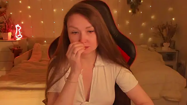 desperatehousewife   online show from February 1, 6:39 pm