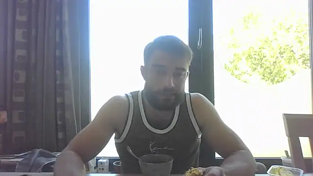 Snapshot of Vekie_007 chatting on May 1, 12:21 pm Vekie 007 online show from May 1, 12:21 pm