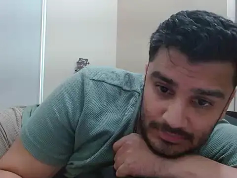 Snapshot of robintoit chatting on May 1, 3:00 am robintoit online show from May 1, 3:00 am