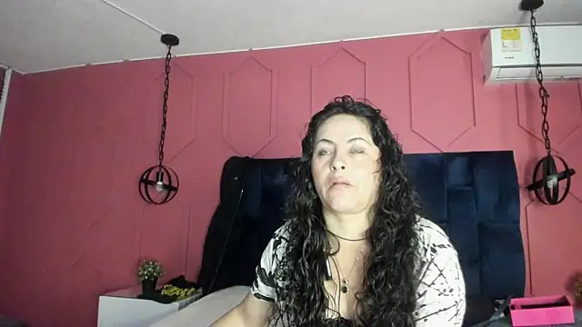 Snapshot of hanny_milf chatting on May 28, 12:24 pm hanny milf online show from May 28, 12:24 pm