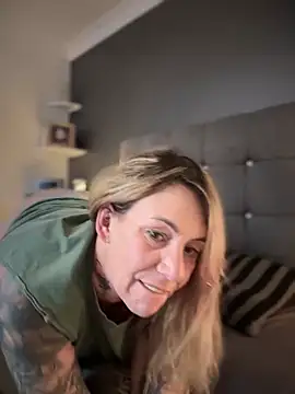 Snapshot of blondebitch2 chatting on January 27, 2:35 pm blondebitch2 online show from January 27, 2:35 pm