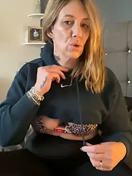 Snapshot of blondebitch2 chatting on January 31, 2:28 pm blondebitch2 online show from January 31, 2:28 pm