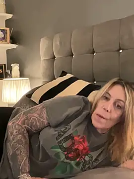 Snapshot of blondebitch2 chatting on February 2, 6:42 pm blondebitch2 online show from February 2, 6:42 pm