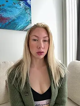 Snapshot of LuisaBecker chatting on April 24, 9:12 am LuisaBecker online show from April 24, 9:12 am