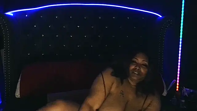 Snapshot of msyvette1970@xh chatting on February 7, 1:53 pm msyvette1970xh online show from February 7, 1:53 pm