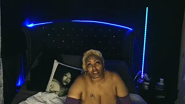 Snapshot of msyvette1970@xh chatting on February 28, 3:48 am msyvette1970xh online show from February 28, 3:48 am