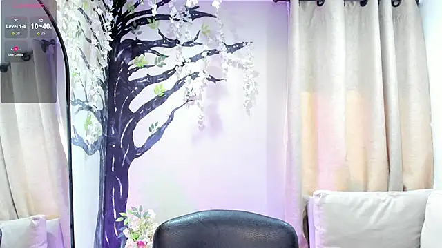 Snapshot of _LaraMom_ chatting on June 3, 7:41 pm LaraMom online show from June 3, 7:41 pm