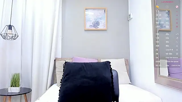 Snapshot of _LaraMom_ chatting on June 11, 12:32 am LaraMom online show from June 11, 12:32 am