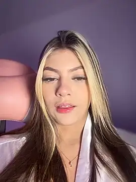 Snapshot of selenne_schmitt chatting on January 15, 2:06 am selenne schmitt online show from January 15, 2:06 am