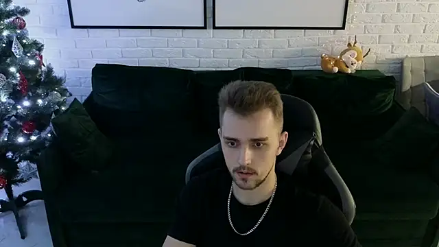 Snapshot of Larstar01 chatting on December 8, 1:24 am Larstar01 online show from December 8, 1:24 am