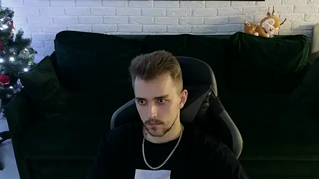 Snapshot of Larstar01 chatting on December 11, 1:58 am Larstar01 online show from December 11, 1:58 am