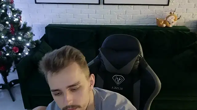 Snapshot of Larstar01 chatting on December 12, 5:31 am Larstar01 online show from December 12, 5:31 am