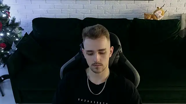 Snapshot of Larstar01 chatting on December 15, 1:57 am Larstar01 online show from December 15, 1:57 am