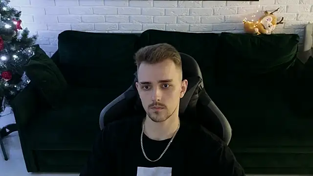 Snapshot of Larstar01 chatting on December 18, 1:37 am Larstar01 online show from December 18, 1:37 am