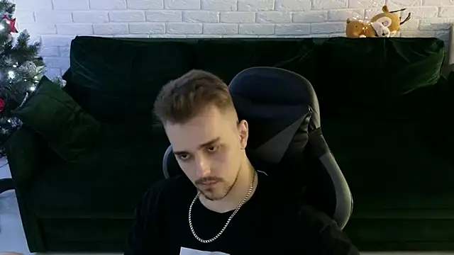 Snapshot of Larstar01 chatting on December 20, 1:36 am Larstar01 online show from December 20, 1:36 am