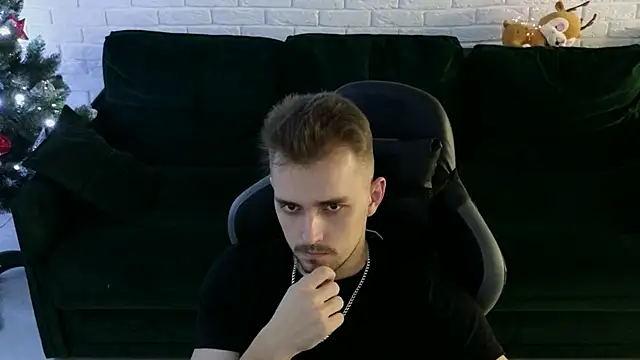 Snapshot of Larstar01 chatting on December 21, 1:26 am Larstar01 online show from December 21, 1:26 am