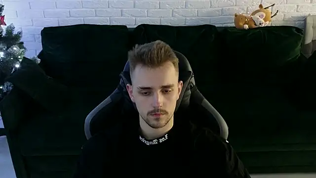 Snapshot of Larstar01 chatting on December 22, 1:55 am Larstar01 online show from December 22, 1:55 am