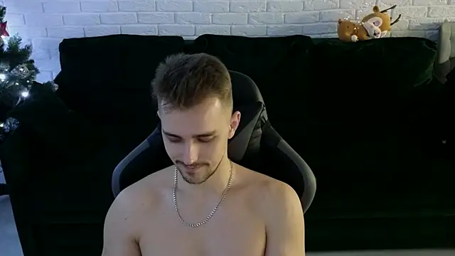 Snapshot of Larstar01 chatting on December 22, 5:01 am Larstar01 online show from December 22, 5:01 am