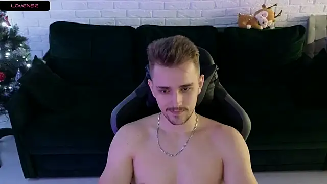 Snapshot of Larstar01 chatting on December 28, 5:44 am Larstar01 online show from December 28, 5:44 am