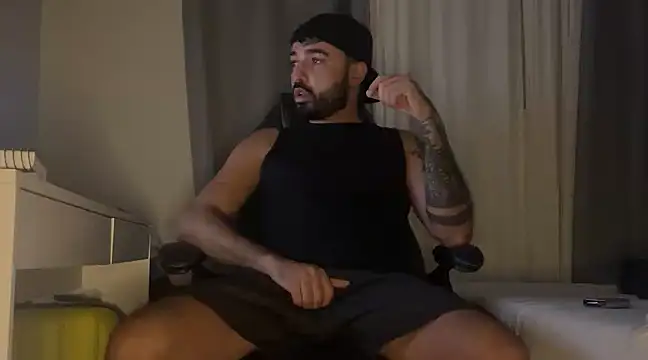 Snapshot of MiloCtc chatting on February 11, 2:25 am MiloCtc online show from February 11, 2:25 am