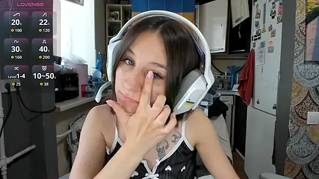 Snapshot of _Nika_Kik chatting on May 15, 10:22 am Nika Kik online show from May 15, 10:22 am